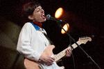 
 Stella Donnelly stod i en del sange alene på scenen med sin guitar, som hun oven i købet selvironisk stemte til sidst.
   Foto: Thomas Borberg/POLFOTO