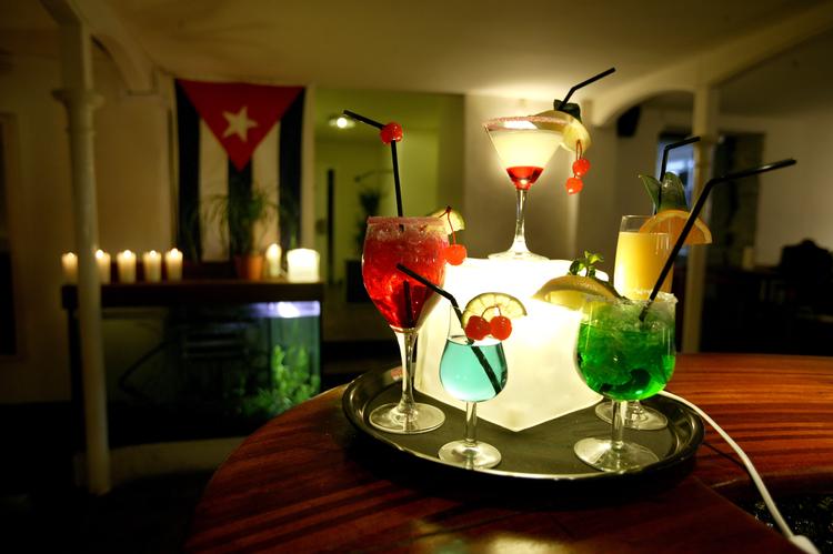 Fra 2021 er det slut med plastsugerør i cocktails og sodavand. Alternativerne kan være af glas, stål, bambus eller pap.
    
   Foto: Jacob Ehrbahn/POLFOTO