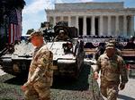 
Et Bradley-infanterikampkøretøj er rullet på plads foran  Lincoln Memorial i Washington, D.C., klar til den store fejring af USA’s uafhængighedsdag. 
   Foto: Mark Wilson/Ritzau Scanpix