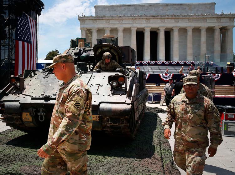 
Et Bradley-infanterikampkøretøj er rullet på plads foran  Lincoln Memorial i Washington, D.C., klar til den store fejring af USA’s uafhængighedsdag. 
   Foto: Mark Wilson/Ritzau Scanpix