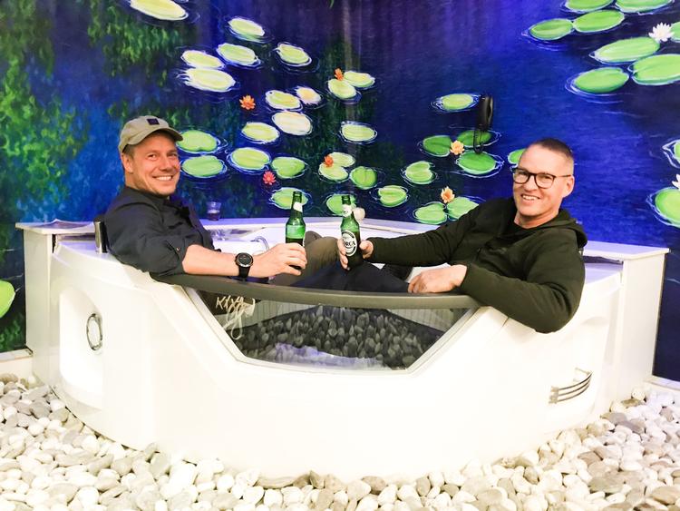 Morten Kirckhoff og Jan Elhøj gør grin med deres albanske hotelværelse, der har jacuzzi i hjørnet og pangfarver på væggene. Foto: Impact TV ApS