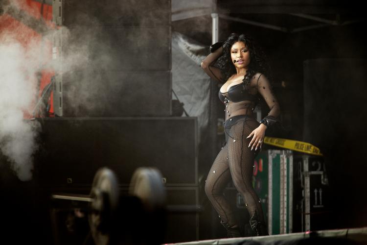 Det vides ikke, hvilket outfit Nicki Minaj vil underholde sauderne i ved den store musikfestival senere på måneden. Her er hun fotograferet ved en koncert på Roskilde Festival i 2015.  
   Foto: Lasse Kofod/POLFOTO
