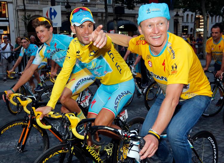 Alexander Vinokourov (til højre) er selv dømt for doping og har arbejdet sammen med dopinglægen Michele Ferrari, men er i dag chef for Astana-holdet, der har danske Jakob Fuglsang som kaptajn ved  Foto: Jean-paul Pelissier/Ritzau Scanpix