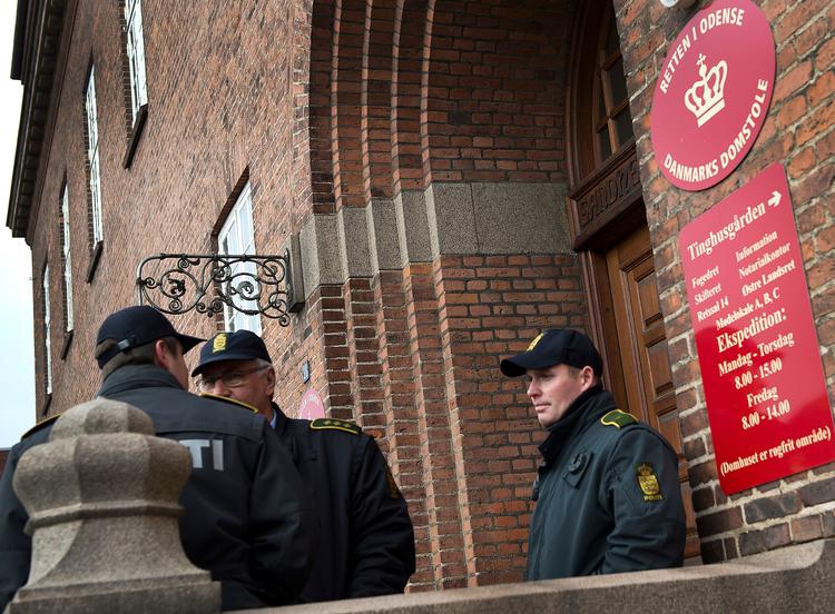 Politiet bevogter Retten i Odense i forbindelse med en narkosag i 2012. Blandt andet i narkosager bruges teledata til at påvise skyld, men det kan være en umulig opgave at grave de rå teledata fra dengang frem igen.  Foto: Mogens Flindt/POLFOTO