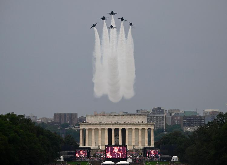 'US Navy Blue Angels', seks F-18 fly, flyver hen over menneskemængden i 'Salute to America'.  Foto: Andrew Caballero-reynolds/Ritzau Scanpix