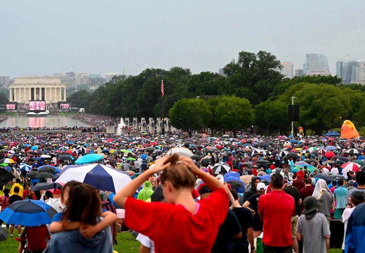 Mange mennesker samlede sig på Lincoln Memorial i Washington for at fejre uafhængighedsdagen. I højre side af billedet har nogen taget en 'Trump baby' med til fejringen. 
 Foto: Andrew Caballero-reynolds/Ritzau Scanpix