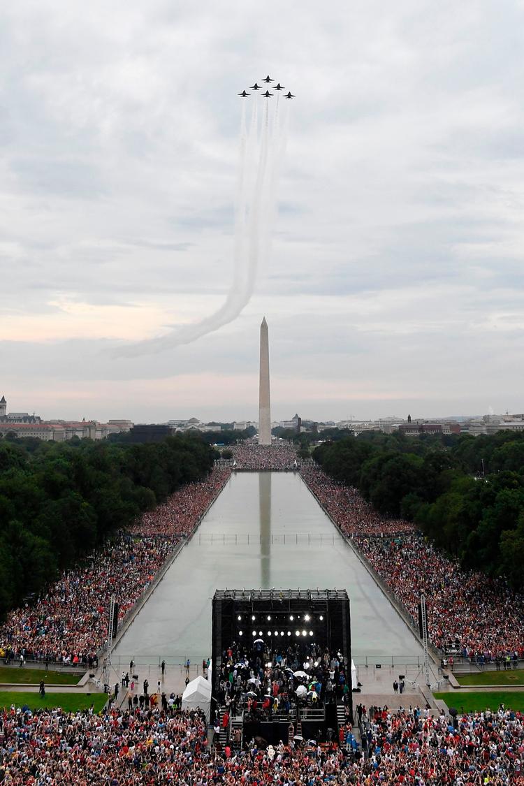 Militærflyene 'US Navy Blue Angels' flyver i mønstre henover pladsen, mens Donald Trump holder tale. Foto: Susan Walsh/Ritzau Scanpix