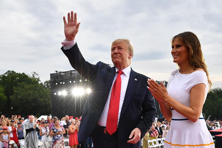 Præsident Donald Trump og førstedame Melenia Trump forlader Lincoln Memorial i Washington efter at have deltaget i 'Salute to America' på landets uafhængighedsdag den 4 juli.  Foto: Mandel Ngan/Ritzau Scanpix