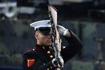 Et medlem af USA's militære orkester optræder i regnen. De kaster og griber deres geværer. 
 Foto: Brendan Smialowski/Ritzau Scanpix