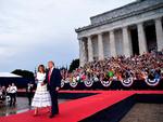 Præsident Donald Trump og førstedame Melenia Trump ankommer til Lincoln Memorial i Washington og hilser på de mange fremmødte.  Foto: Mandel Ngan/Ritzau Scanpix