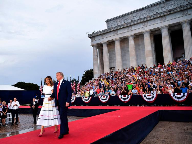 Præsident Donald Trump og førstedame Melenia Trump ankommer til Lincoln Memorial i Washington og hilser på de mange fremmødte.  Foto: Mandel Ngan/Ritzau Scanpix