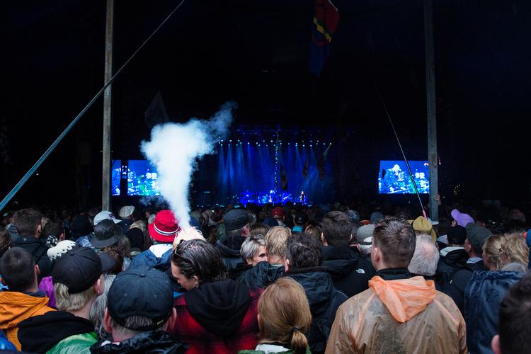 Robert Plant var et tilløbsstykke på Roskildes store Arena-scene. Mange måtte derfor se koncerten ude fra regnvejret i stedet for inde i teltet. Foto: Emma Sejersen/POLFOTO