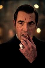 Folkene bag den kommende serie om Dracula har lovet, at de ikke moderniserer karakteren, som de gjorde med 'Sherlock'. Når Claes Bang skal suge blodet ud af folk, bliver det derfor i 1879. Foto: Netflix / BBC1