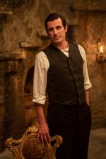 Serien begynder i Transylvanien, men følger Dracula på en rejse til London. Foto: Netflix/BBC1