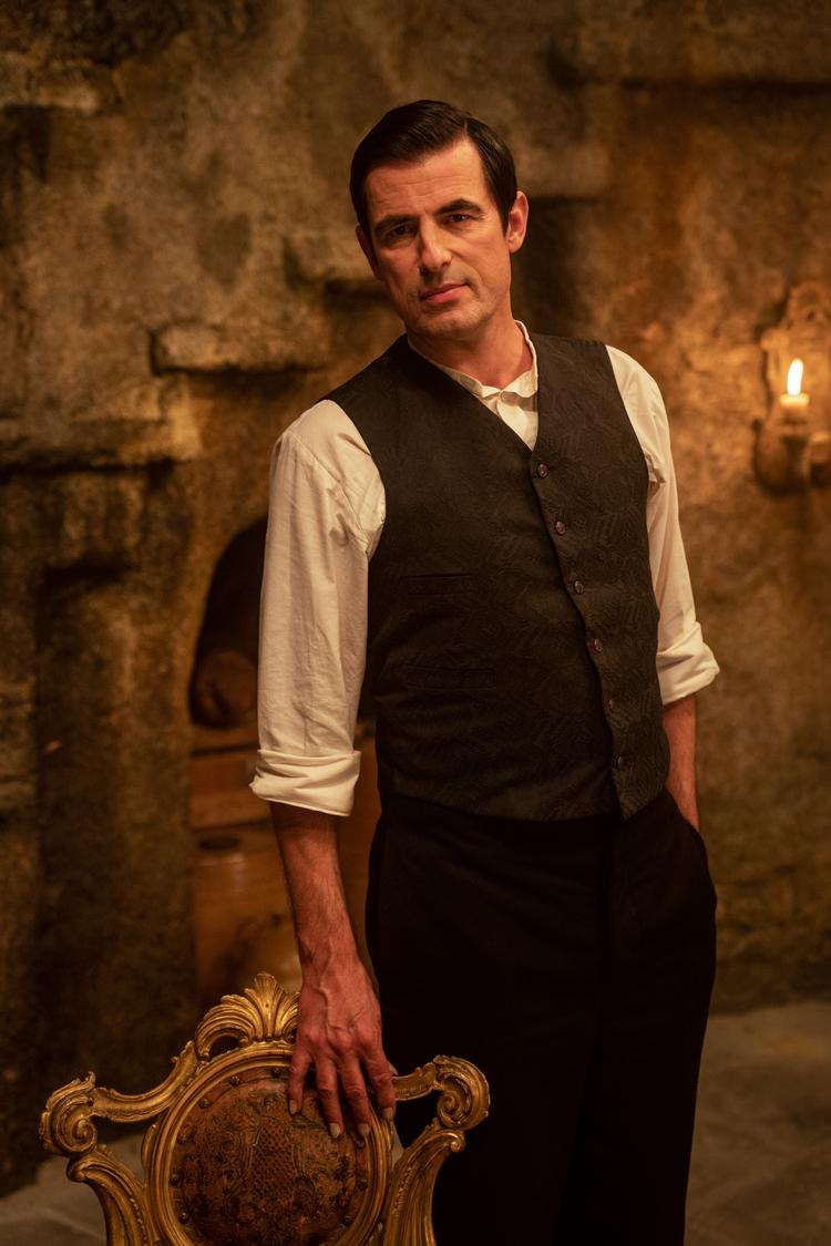 Serien begynder i Transylvanien, men følger Dracula på en rejse til London. Foto: Netflix/BBC1