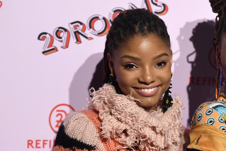 Halle Bailey er i dag blevet en kendt r&b-sanger og skuespiller, efter at hun sammen med sin søster blev opdaget på YouTube. Foto: Jordan Strauss/Ritzau Scanpix
