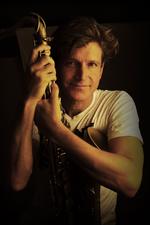 Sammen med pianisten Carsten Dahl kaster Jakob Dinesen sig ud i det skrøbelige, intense duoformat. Foto: PR-foto