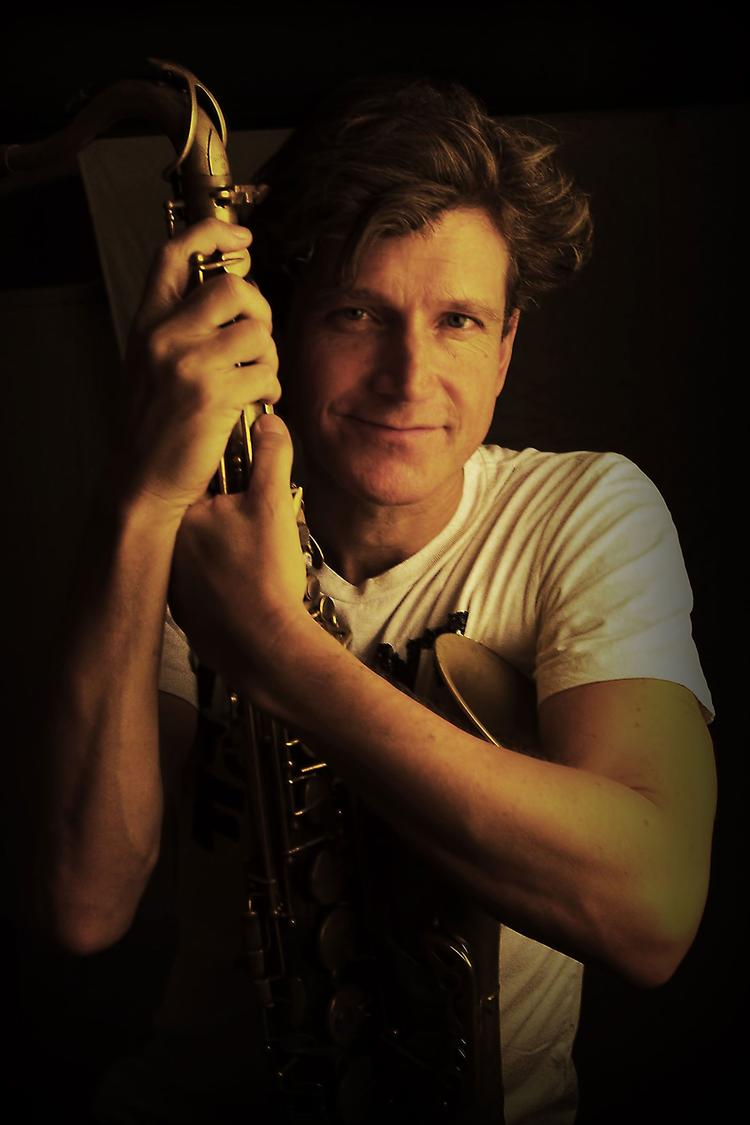 Sammen med pianisten Carsten Dahl kaster Jakob Dinesen sig ud i det skrøbelige, intense duoformat. Foto: PR-foto