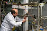 For at demonstrere sin velvilje på vej mod en atomaftale lod Iran i januar 2014 en inspektør fra Det Internationale Atomenergiagentur afbryde en forbindelse på Natanz-anlægget, hvor Iran beriger uran, og udsendte det på tv.
 Arkivfoto Kazem Ghane