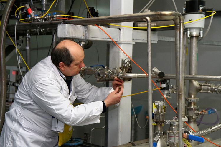 For at demonstrere sin velvilje på vej mod en atomaftale lod Iran i januar 2014 en inspektør fra Det Internationale Atomenergiagentur afbryde en forbindelse på Natanz-anlægget, hvor Iran beriger uran, og udsendte det på tv.
 Arkivfoto Kazem Ghane