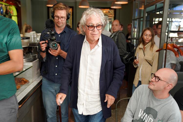 

Jørgen Leth blev skuffet, da TV2 ville sende ham til Odense og ikke Frankrig på årets Tour. Nu laver han sin egen dækning og lægger hver morgen på Tour'en en videopodcast på Citroëns danske hjemmeside. 
   Foto: Martin Sylvest/Ritzau Scanpix
