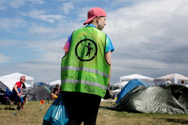 Selv om vagter patruljerer og forsøger at holde skraldemængden nede, er det svært på nogle af campingområderne. For at undgå smatten bor 
28.500 gæster i år i fællesskabsorienterede 'bydele' som Clean Out Loud, Silent & Clean og Leave No Trace, der bidrager til en positiv affaldskultur på festivalen.   Foto: Emma Sejersen/POLFOTO
