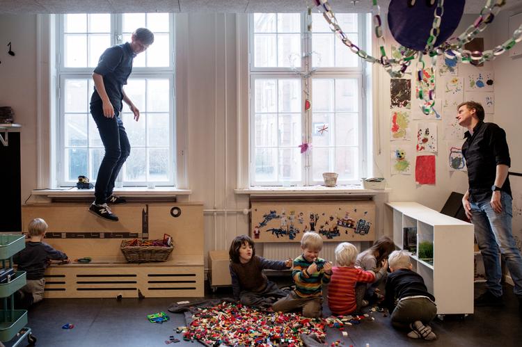 Daginstitutionerne skal bruge
mange flere hænder. Derfor bekymrer det, at færre søger ind som pædagog. Her
er det daginstitutionen Kastaniehuset
i København. 
   Foto: Emma Sejersen/POLFOTO