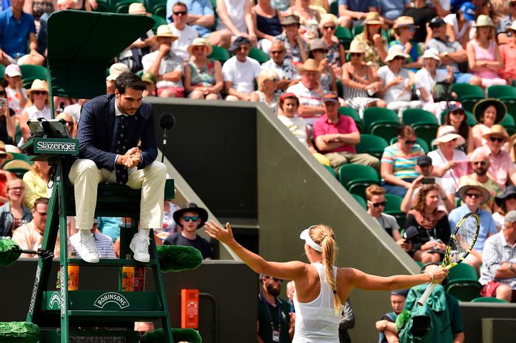 Da Caroline Wozniacki var kommet i problemer i sit møde med Zhang Shuai, begyndte hun at brokke sig til dommeren, men det var ikke noget, der hjalp til at få hende tilbage på sporet.
   Foto: Glyn Kirk/Ritzau Scanpix