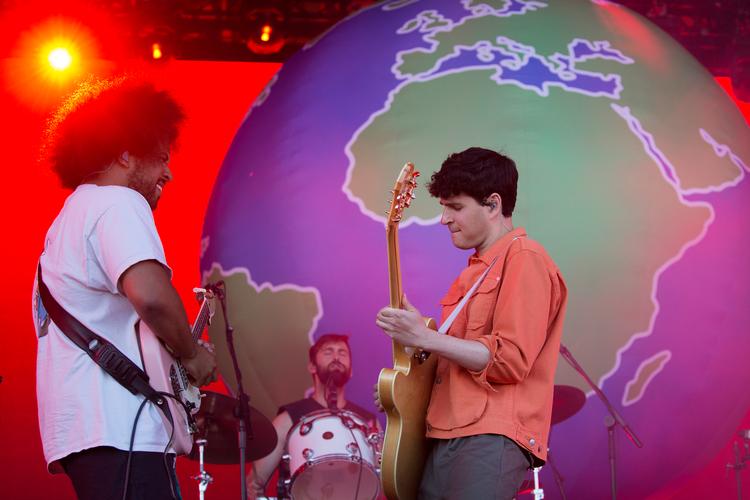 Ezra Koenig (th) spiller hård negl overfor sin nye guitarmakker i Vampire Weekend. Foto: Thomas Borberg/POLFOTO