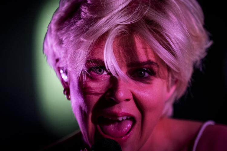 Robyn spillede på Roskilde Festival tidligere i år. Og ifølge Politikens anmelder, der gav koncerten seks hjerter, lagde hun Orange Scene ned.  Foto: /POLFOTO