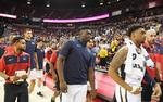 Basketballspillere fra New Orleans Pelicans og New York Knicks forlader banen, efter at jordskælvet kunne mærkes i Thomas & Mack Center i Las Vegas. Foto: Ethan Miller/Ritzau Scanpix