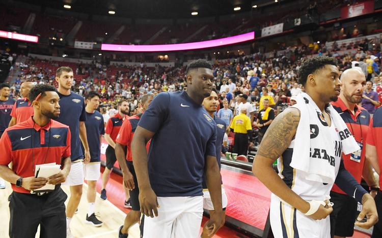 Basketballspillere fra New Orleans Pelicans og New York Knicks forlader banen, efter at jordskælvet kunne mærkes i Thomas & Mack Center i Las Vegas. Foto: Ethan Miller/Ritzau Scanpix