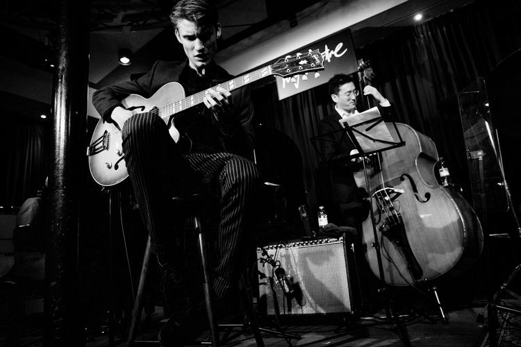 Guitaristen Jacob Artved var fokuseret på den første af sine tre aftener. I baggrunden den amerikanske bassist David Wong. Foto: Peter Hove Olesen/POLFOTO