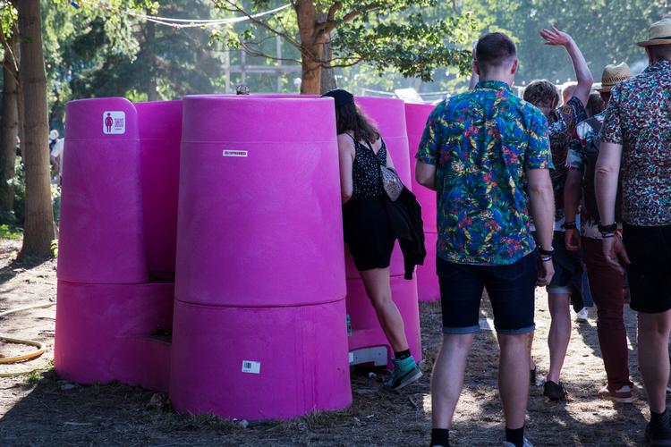 Det er blevet nemt for kvinder at undgå de lange køer til toiletter. Der er ofte ledige pladser i de nye urinaler til kvinder, men ikke alle har mod på at bruge dem. 



   Foto: Emma Sejersen/POLFOTO