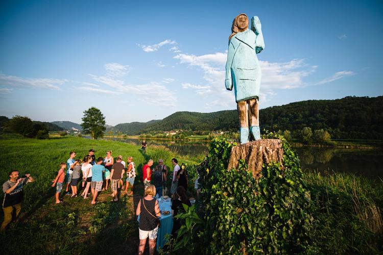 
    Statuen af præsident Donald Trumps 39-årige kone er i naturlig størrelse og skabt af den amerikanske konceptkunster Brad Downey, som siger, at det er den første statue i verdenen dedikeret til Melania Trump. (Photo by Jure Makovec / AFP) /  Foto: Jure Makovec/Ritzau Scanpix