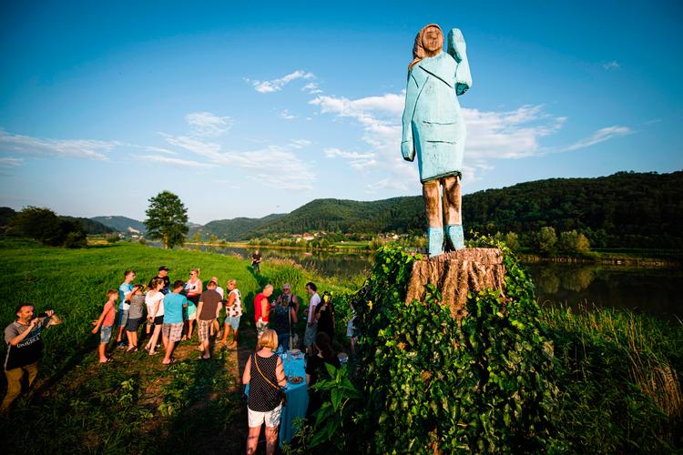 I udkanten af den lille slovenske by Sevnica er der rejst en statue af træ af Melania Trump, den amerikanske førstedame. Og hun tiltrækker allerede opmærksomhed. (Photo by Jure Makovec / AFP) / RESTRICTED TO EDITORIAL USE - MANDATORY MENTION OF THE ARTIST UPON PUBLICATION - TO ILLUSTRATE THE EVENT AS SPECIFIED IN THE CAPTION Foto: Jure Makovec/Ritzau Scanpix