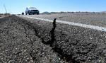 
    Jordskælvet hr givert revner i  Highway 178. (Photo by Frederic J. BROWN / AFP)
   Foto: Frederic J. Brown/Ritzau Scanpix