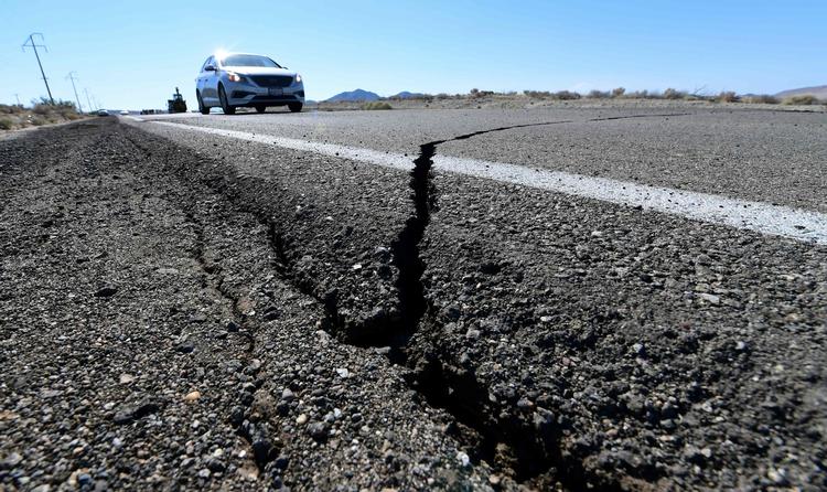
    Jordskælvet hr givert revner i  Highway 178. (Photo by Frederic J. BROWN / AFP)
   Foto: Frederic J. Brown/Ritzau Scanpix