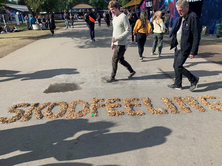 De fleste forbipasserende stoppe op og kigger på Bodil Fosgaards 'skodværk'.  De hiver mobilen frem og tager billeder, og mange begynder at snakke om det og om cigaretskodder. Foto: Mynthe Villadsen