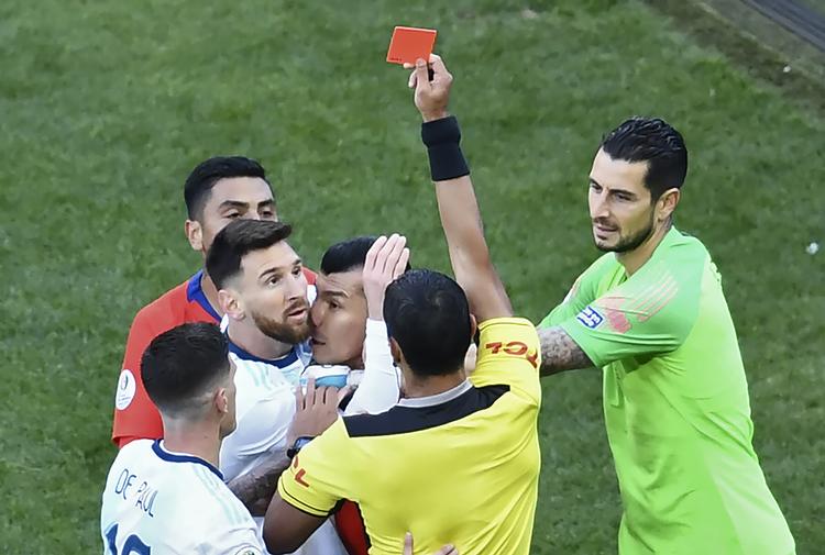 Dommer Mario Diaz de Vivar fra Paraguay giver Messi det røde kort.  Foto: Evaristo Sa/Ritzau Scanpix
