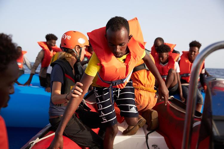 Fredag morgen reddede den tyske ngo Sea-Eye 65 migranter i en overlæsset blå gummibåd i internationalt farvand ud for Libyens kyst. Foto: Fabian Heinz/Ritzau Scanpix