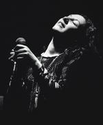 Flora Purim, der her ses på et foto af ældre dato, blev hurtig hæs, da hun sang i København. Pr-foto: Airflow Productions