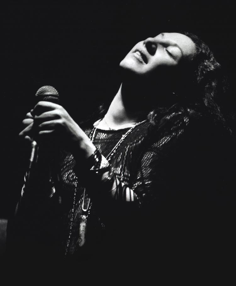 Flora Purim, der her ses på et foto af ældre dato, blev hurtig hæs, da hun sang i København. Pr-foto: Airflow Productions