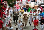Flere hundrede mennesker løber sammen med tyrene  under festivalen. 
   Foto: Jaime Reina/Ritzau Scanpix
