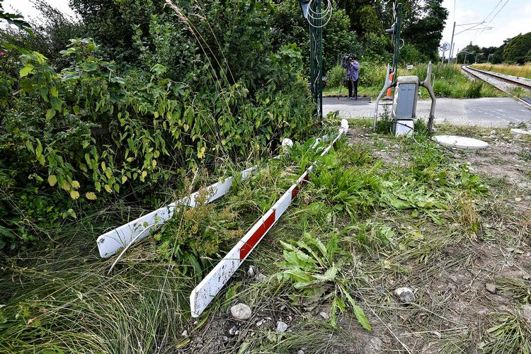 Efter dødsulykken på Aarhus Letbane i weekenden undrer naboerne til overgangen sig over, at bommene har ligget og flydt i græsset i stedet for at være installeret. Men bommene skal først op, når hastigheden øges til 100 kilometer i timen, forklarer Letbanen. Havarikommissionen undersøger nu ulykken.  (Foto: Ernst van Norde/Ritzau Scanpix) Foto: Ernst van Norde/Ritzau Scanpix