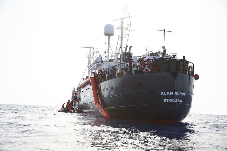 Skibet 'Alan Kurdi' har fået lov til at sætte 65 migranter af på øen Malta. Herfra skal de fordeles blandt andre europæiske lande.  Foto: Fabian Heinz/Ritzau Scanpix