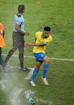 Gabriel Jesus forlader banen efter to mål og et rødt kort. Foto: Sergio Moraes/Ritzau Scanpix
