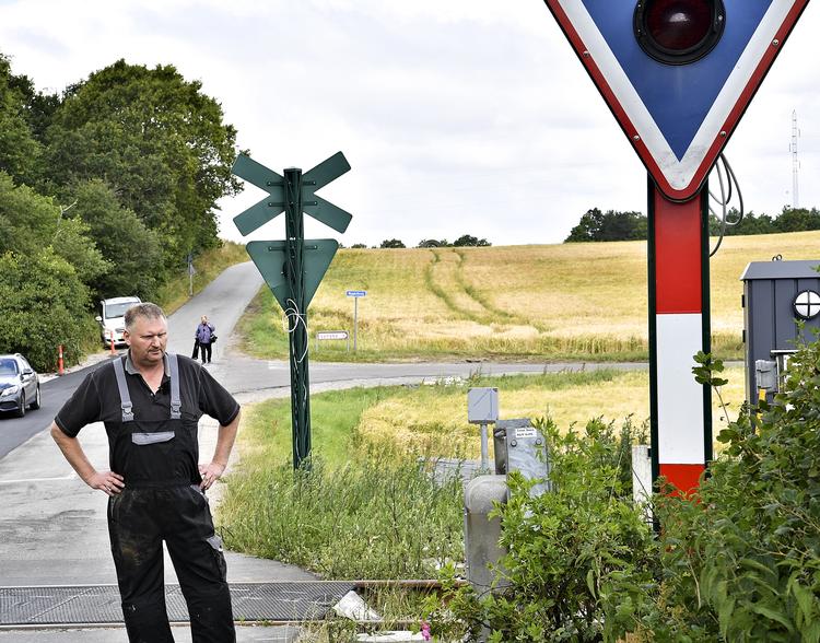Lørdag kolliderede et letbanetog med en norsk bil, hvor to af passagerne døde. Anders Høegh på billedet er nabo til overkørslen er uforstående over, at der ikke er styr på overgangen. Foto: Ernst van Norde/Ritzau Scanpix