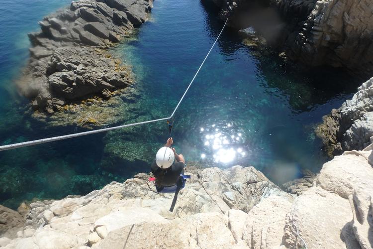 Coasteering er en sport, hvor du bevæger dig langs kyster blandt andet med en zipline. Foto: Balagne Montagne