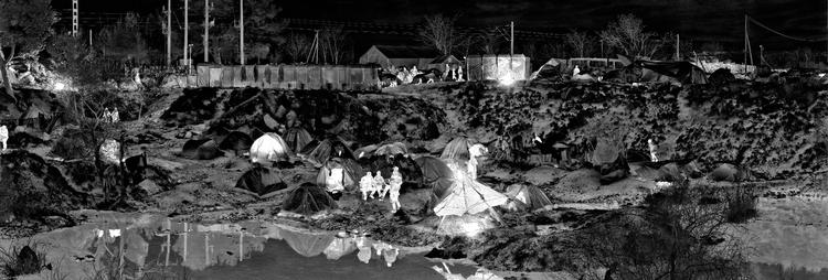 Med et særligt kamera, der bruges til militær overvågning, lader Richard Mosse os se og udspionere mennesker i flygtningelejre, som 'Idomeni Camp' (2016) på grænsen mellem Makedonien og Grækenland.  Foto: Richard Mosse